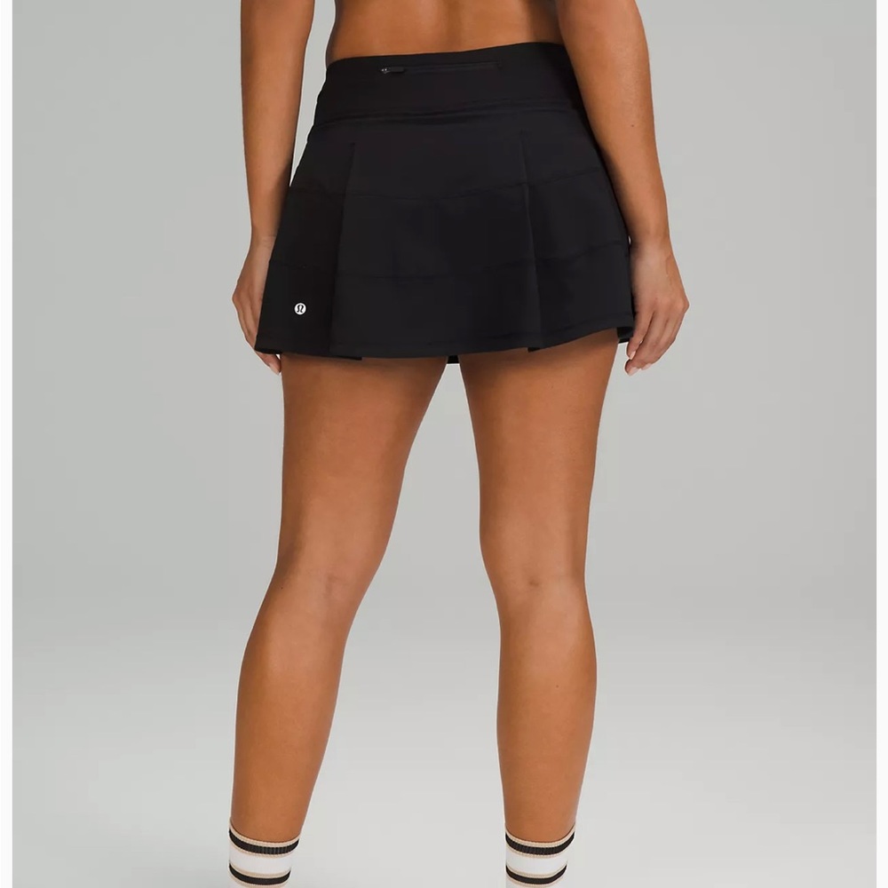 Pace Rival mid length skirt (shorts built in) Lululemon size 6